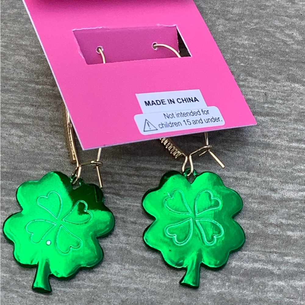 NWT! Betsey Johnson Metallic Green Clover Dangle Rhinestone Earrings - Picture 4 of 4